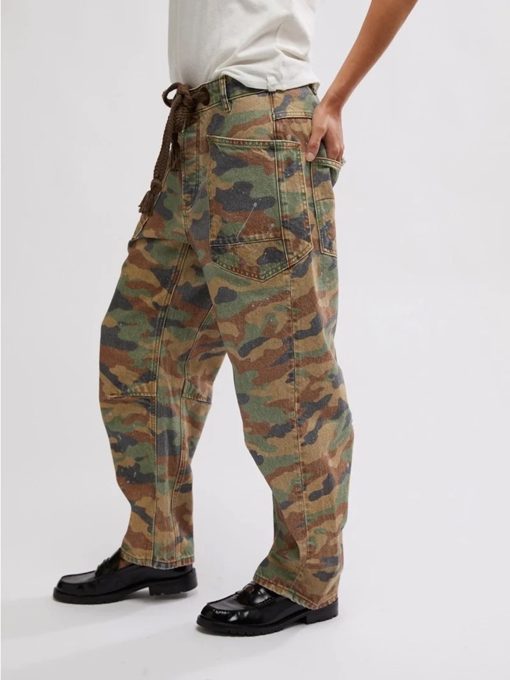 FREE PEOPLE - WE THE FREE MOXIE PRINTED LOW-SLUNG BARREL JEANS IN MULTI COMBO - Picture 3 of 5